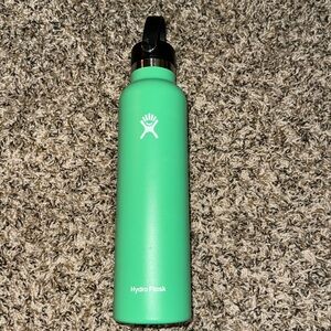 Hydroflask 24 oz in the color Spearmint. Excellent Condition.